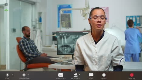 Stomatologe-Arzt-Spricht-über-Webcam-Mit-Patienten