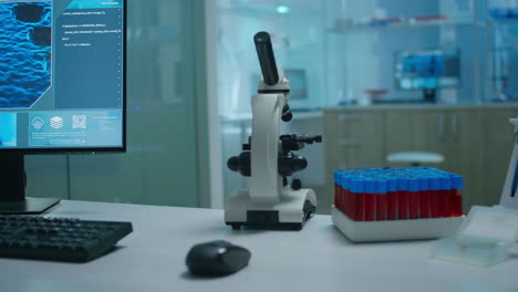 Leeres-Wissenschaftsforschungslaborbüro-Mit-Mikroskop-Auf-Dem-Tisch