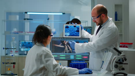 Chemiker-Waren-Besorgt-über-Die-Virusentwicklung-Und-Verglichen-DNA-Informationen-Von-Tablets