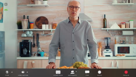 Älterer-Mann-Mit-Videoanruf-In-Der-Küche