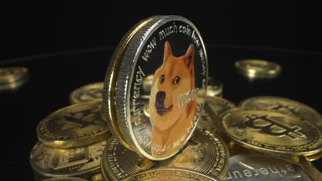 Goldene-Und-Silberne-Dogenmünze-Auf-Einem-Stapel-Kryptomünzen,-Die-Sich-Auf-Schwarzem-Hintergrund-Drehen,-Lustiger-Memecoin,-Kryptomarkt,-Shiba-Inu-Hund-Auf-Einer-Münze,-Rotierende-4K-Aufnahme