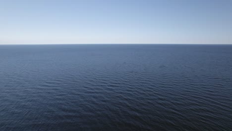 Tiefblaues-Meerwasser-Kräuselt-Sich-Durch-Strömungen-Und-Wind,-Leerer-Naturhintergrund