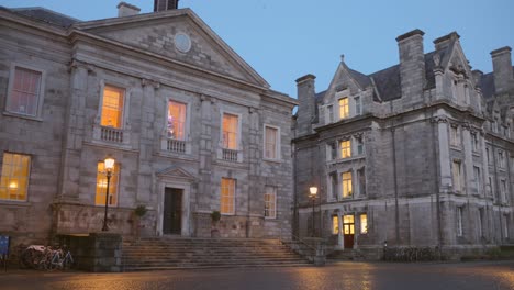 Die-Architektur-Des-Trinity-College-Und-Der-University-In-Dublin,-Irland