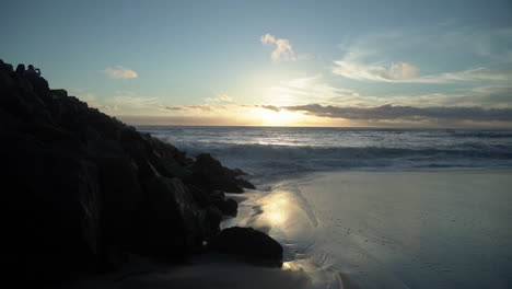 Die-Sonnenuntergänge-über-Dem-Pazifischen-Ozean-An-Einem-Strand-In-Der-Nähe-Von-Carlsbad,-Kalifornien
