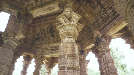 Toma-Panorámica-De-Una-Hermosa-Arquitectura-En-La-Pared-De-Un-Templo-En-El-Grupo-De-Templos-De-Bhand-Devra-En-Ramgarh-Del-Distrito-De-Baran-En-Rajasthan,-India.