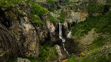 Malerische-Raue-Schönheit-Der-Hellmojuvet-Schlucht-Mit-Wasserfall,-Norwegen