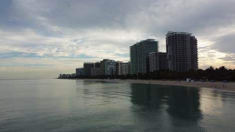 Offshore-Anflugaufnahme,-Die-Mit-Hoher-Geschwindigkeit-In-Richtung-Der-Skyline-Des-Bal-Harbour-Beach-Resorts-Im-Norden-Von-Miami-Beach,-Florida,-Aufsteigt