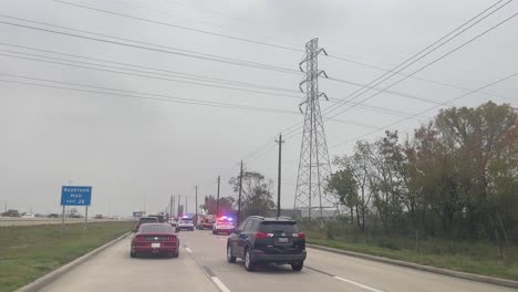 Am-Armaturenbrett-Montierte-Ansicht-Von-Einsatzfahrzeugen,-Die-Auf-Einen-Autounfall-Auf-Der-Zufahrtsstraße-I-45-South-In-Houston,-Texas,-Reagieren