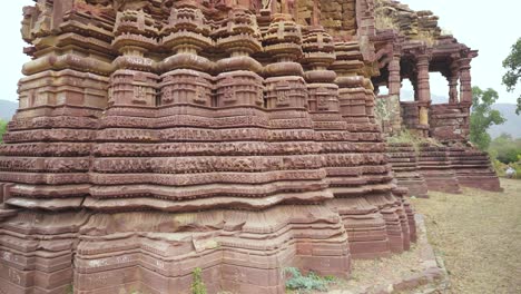 Schwenk-Einer-Wunderschönen-Architektur-An-Einer-Tempelwand-In-Der-Bhand-Devra-Tempelgruppe-In-Ramgarh-Im-Bezirk-Baran-In-Rajasthan,-Indien