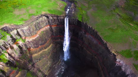 Drohnen-Luftaufnahmen-Des-Aldeyjarfoss-Wasserfalls-In-Nordisland.