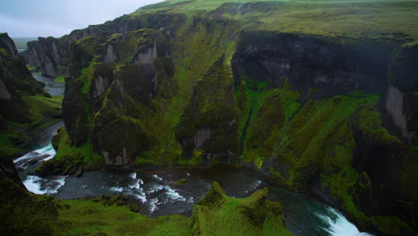 Einzigartige-Landschaft-Von-Fjadrargljufur-In-Island.