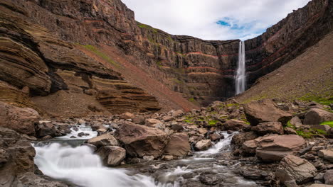 Zeitrafferaufnahmen-Des-Wunderschönen-Hengifoss-Wasserfalls-Im-Osten-Islands.