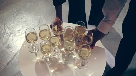 Erfolgreiche-Geschäftsleute-Trinken-Wein-Und-Champagner-Beim-Abendessen-Im-Ballsaal.