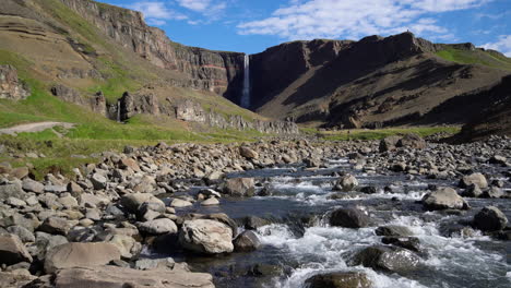 Hermosa-Cascada-Hengifoss-En-El-Este-De-Islandia.