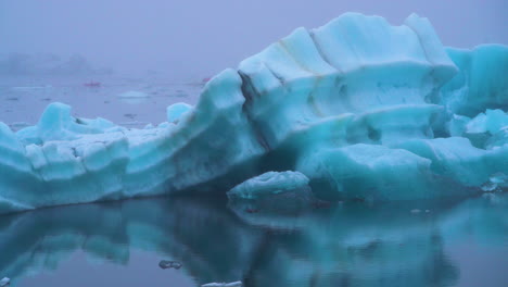 Icebergs-En-La-Laguna-Glaciar-De-Jokulsarlon-En-Islandia.