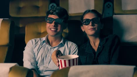 Mann-Und-Frau-Im-Kino,-Die-Einen-3D-Film-Ansehen