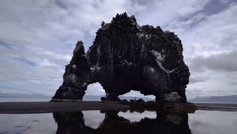 Hvitserkur-–-Der-Einzigartige-Basaltfelsen-Islands.