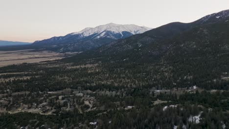 Drone-Acercándose-Al-Monte-Princeton-En-Las-Montañas-Rocosas-De-Colorado-En-Clima-Alpino