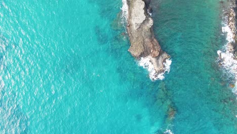 Costa-De-Agua-Azul-Playa-De-Arena-Verde-Papakōlea,-Isla-Grande,-Hawai,-Estados-Unidos