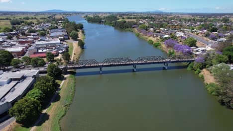 Kempsey-Bridge-Across-Macleay-River-With-View-Of-Jacaranda-Trees-And-Shopping-Mall-In-NSW,-Australia