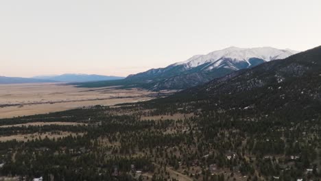 Drohne-über-Kiefern-Und-Alpines-Klima,-Die-Sich-Dem-Mount-Princeton-In-Den-Rocky-Mountains-In-Colorado-Nähern