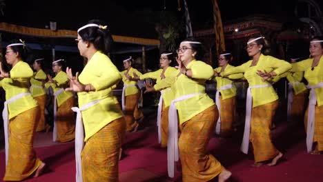 Coreografía-De-Danza-Devocional-De-Grupo-Femenino-En-La-Ceremonia-Del-Templo-De-Bali,-Indonesia