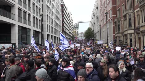 La-Manifestación-Contra-El-Antisemitismo-Camina-Cerca-Del-Stand-En-Londres,-Reino-Unido.