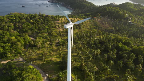 Luftaufnahme-Einer-Angehaltenen-Windkraftanlage-In-Koh-Tao,-Thailand,-Bei-Goldenem-Sonnenuntergang