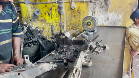 Mechaniker-In-Karatschi,-Pakistan,-Repariert-Autoteile-In-Der-Werkstatt