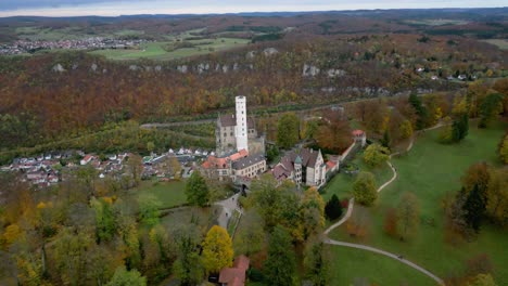 Panoramaantenne-Des-Gotischen-Schlosses-Lichtenstein-Auf-Der-Schwäbischen-Alb-In-Süddeutschland