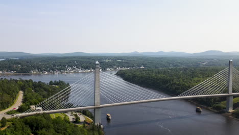 Langsamer-Luftaufstieg,-Der-Eine-Brücke-über-Den-Fluss-In-Bucksport-In-Maine-Zeigt