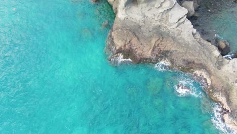 Turquoise-blue-water-of-Papakōlea-Green-Sand-Beach,-Big-Island,-Hawaii,-USA