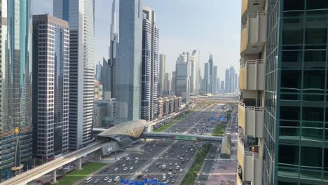 Sheikh-Zayed-Road-In-Dubai,-Wo-Ein-Geschäftiger-Strom-Von-Autos-In-Beide-Richtungen-Fließt