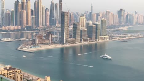 Dynamisches-Stadtbild-Von-Dubai-Marina,-Während-Wolkenkratzer-Den-Azurblauen-Himmel-Umrahmen