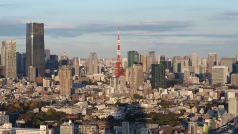 Zeitraffer-über-Der-Skyline-Von-Tokio-Mit-Dem-Tokyo-Tower-Und-Hereinziehenden-Schatten