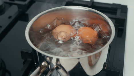 Eier-Kochen-über-Dem-Gasherd-In-Einem-Edelstahltopf