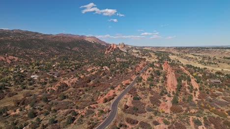 Luftrückzug-Von-Epischen-Geologischen-Felsformationen-Im-Garden-Of-The-Gods-Colorado-Unter-Blauem-Himmel,-Sonniger-Tag