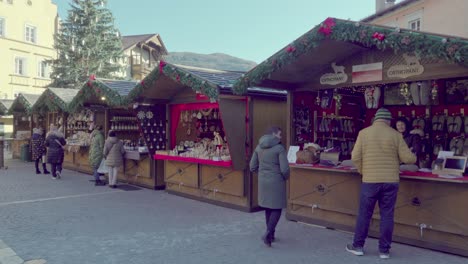 Besucher-Des-Weihnachtsmarktes-Betrachten-Die-Ausgestellten-Waren