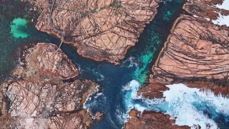 Kanalfelsen-Im-Margaret-River,-Westaustralien-Bei-Sonnenaufgang-Mit-Durchfließendem-Wasser
