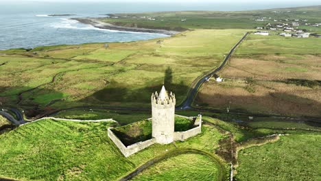 Drohne-Castle-Shadow-Doolin-Castle-Wild-Atlantic-Way-Irland-An-Einem-Novembermorgen