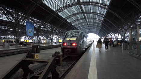 Interior-De-La-Estación-De-Tren-Metropolitano-Con-Viajeros-Y-Trenes-En-Espera,-Leipzig,-Alemania