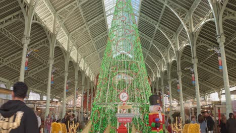 Tiro-Inclinado-Del-árbol-De-Navidad-En-El-Mercado-De-Colon-En-Valencia,-España