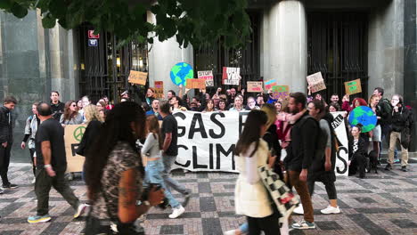 Klimaaktivisten-Protestieren-Mit-Pappschildern-Auf-Der-Straße-In-Prag