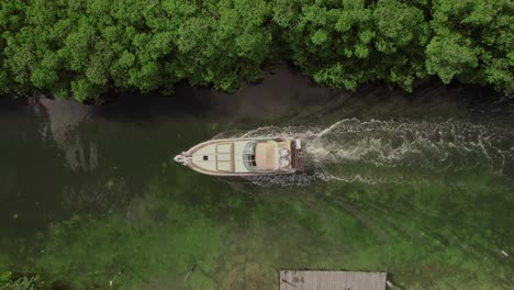 Draufsicht-Auf-LKW-Aufnahmen-Eines-Bootes-Während-Einer-Touristenreise-An-Der-Riviera-Maya-In-Mexiko-An-Einem-Sonnigen-Nachmittag