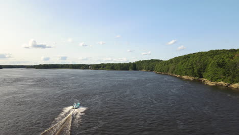 Drohnenverfolgungsaufnahme-Eines-Schnellbootes-Auf-Dem-Kennebec-River-In-Maine