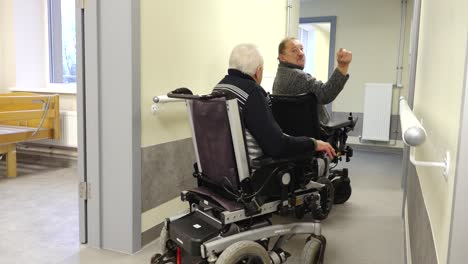 Eine-Behinderte-Person-Im-Rollstuhl