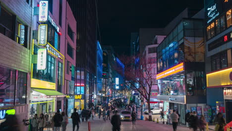 Mercado-Nocturno-De-Myeongdong-Gente-Haciendo-Turismo-De-Compras-En-Una-Colorida-Calle-Iluminada-Con-Luces-De-Neón-En-El-Centro-De-Seúl---Lapso-De-Tiempo-Estático