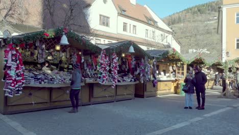 Bajo-Comercio-En-El-Mercado-Anual-De-Navidad-En-Sterzing---Vipiteno,-Tirol-Del-Sur,-Italia