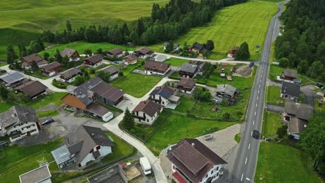 Conducción-De-Automóviles-En-Las-Zonas-Rurales-De-Sorenberg-En-Suiza