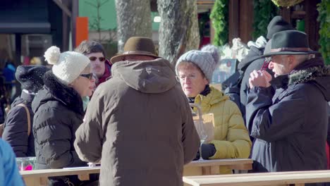 Ältere-Paare-Unterhalten-Sich-Auf-Dem-Weihnachtsmarkt-In-Sterzing,-Südtirol,-Italien